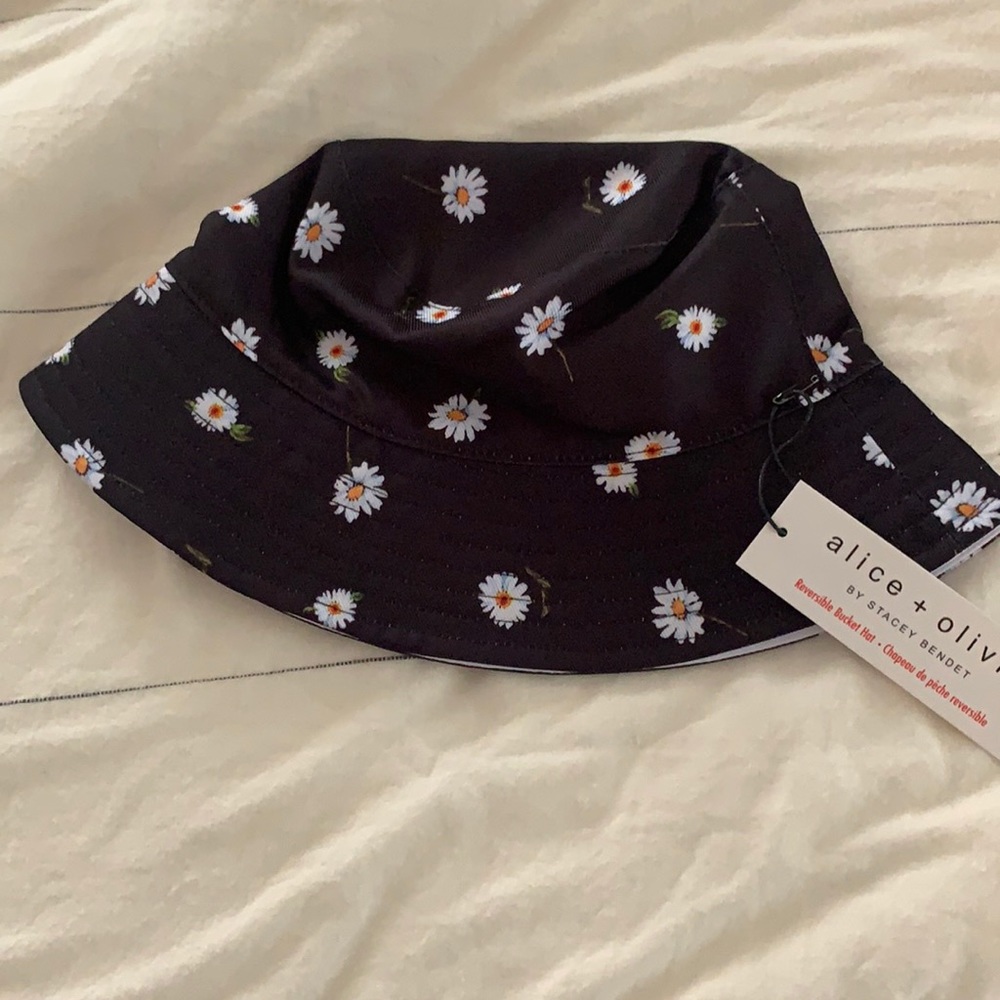 Brand new, never worn Alice and Olivia reversible bucket hat.